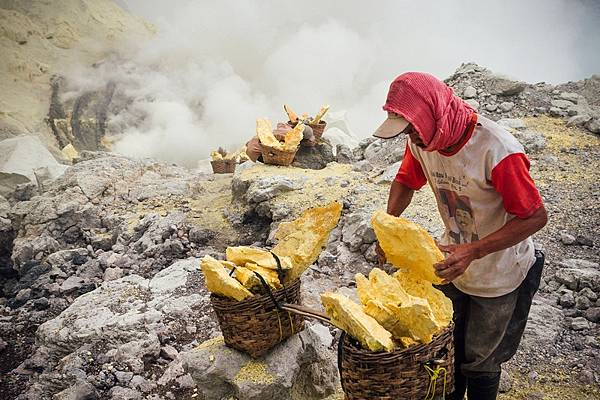 印尼採硫工人.png