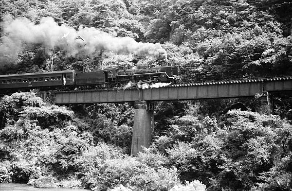 山陰本線火車通過保津峽(1970.8.16攝).png