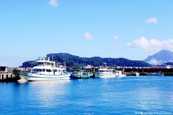 初一陪家人走春順便去了海邊，發現自己雖然生活在海島上，一年接近海的次數卻屈指可數，基本活動在鋼筋水泥所打造的都市圈裡，挺可惜的。趁著這次機會，好好的享受海景：）