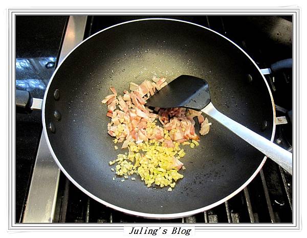 蒜香培根白花菜做法3