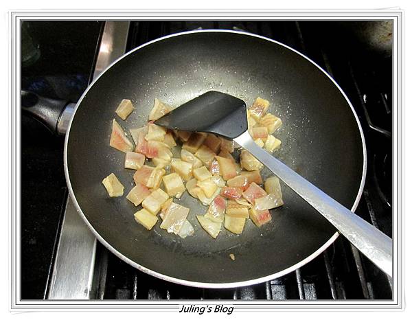 奶香魚丁炒嫩蛋做法3.JPG 奶香魚丁炒嫩蛋做法3.JPG
