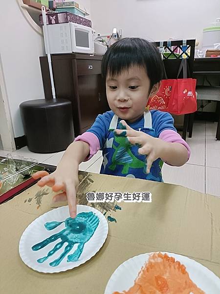 【10y11m&4y3m親子創意】萬聖節手掌鬼怪！蛋糕盤與廢