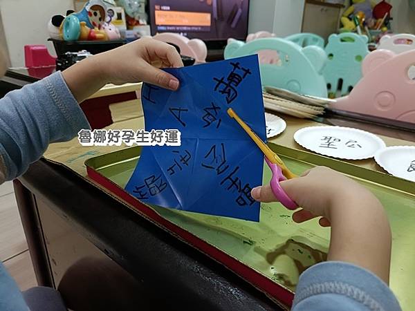 【10y11m&4y3m親子創意】萬聖節學認字遊戲！蛋糕盤找