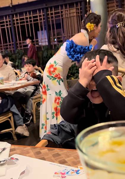 【親子旅遊】東京迪士尼秀餐廳-三種秀一次公開，海洋達菲秀/陸