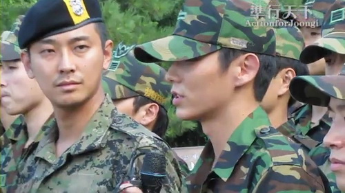 100909Lee_JoonGi_Talking_in_Memorial_Park_Sailing_for_Life.flv_000033040.jpg