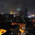 從窗戶看出去 可以看到台中市區夜景