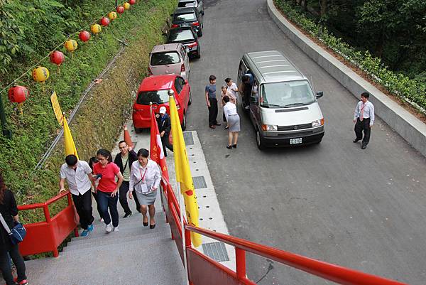 受獎學生及師長、家屬搭乘主辦單位接駁車至會場