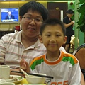 左為桂芳的哥哥的兒子，右是桂芳的二妹的兒子。 