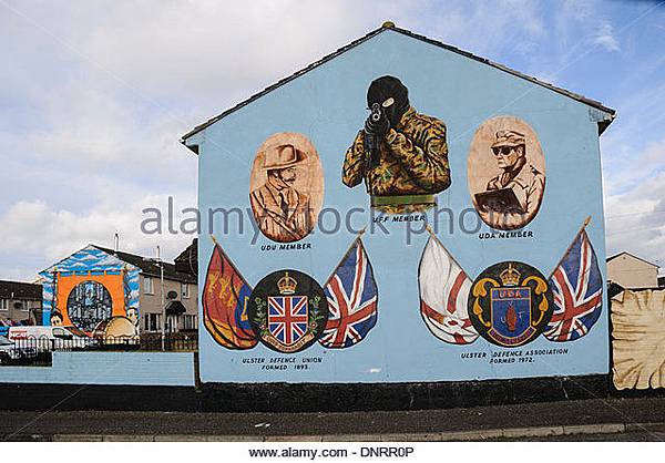 loyalist-paramilitary-mural-in-belfast-showing-a-gunman-as-a-uvf-member-dnrr0p