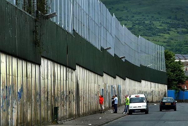 Peacewall tourist sign