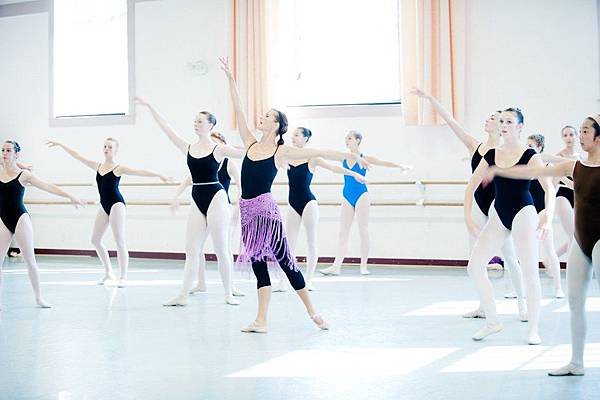 Ballet teacher teaching combination Ballet teacher teaching combination