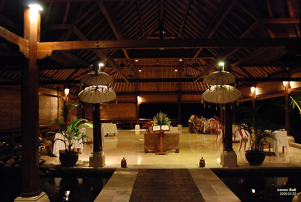 Bali Ubud Puri Wulandari night view of restaurant