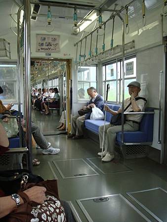 0721030-西鐵電車上.JPG