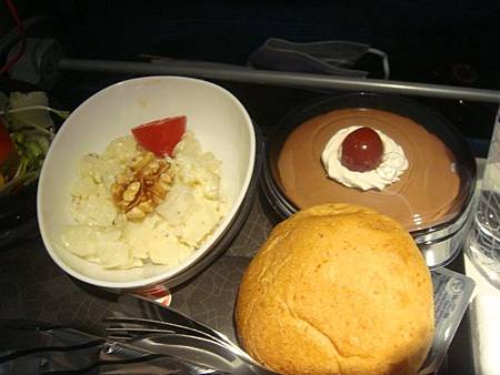 0706012-土耳其航空餐(沙拉麵包甜點).JPG