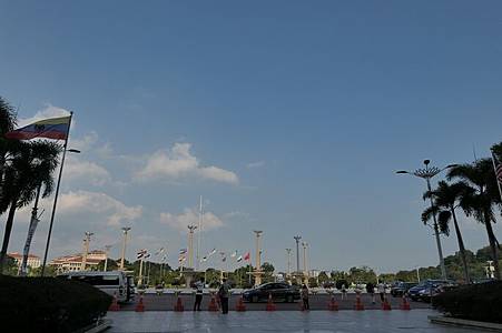 0710425-Masjid Putra布特拉清真寺看向太子廣場.JPG