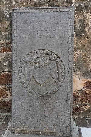 0713186-古老的葡萄牙墓碑.JPG