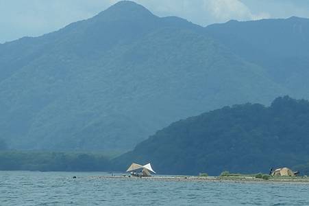 0726123-在中禪寺湖遊覽船上(有人在湖邊露營).JPG