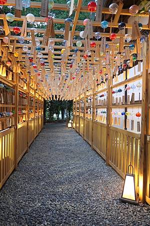 0727417-傍晚點燈的冰川神社.JPG