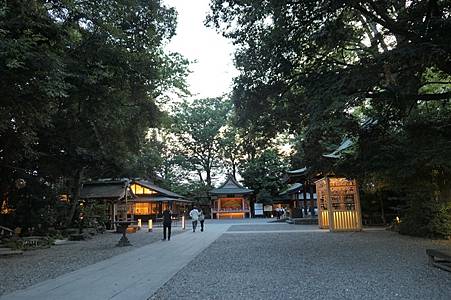 0727421-傍晚點燈的冰川神社.JPG