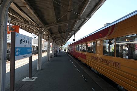 0629245-伊予灘物語觀光列車在伊予大洲駅.JPG