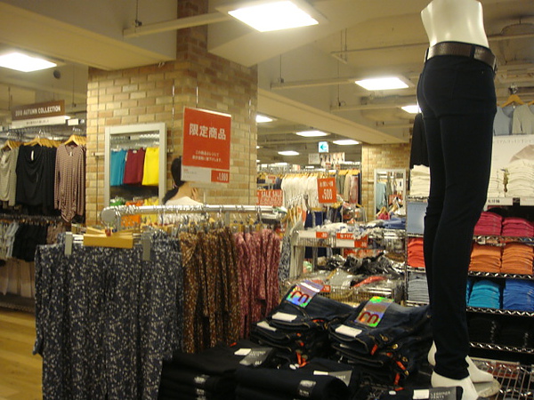 0809245-SKYLE裏頭的UNIQLO.JPG