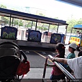 這麼熱，還是聽親家母的...搭列車到最上方再走下來吧！