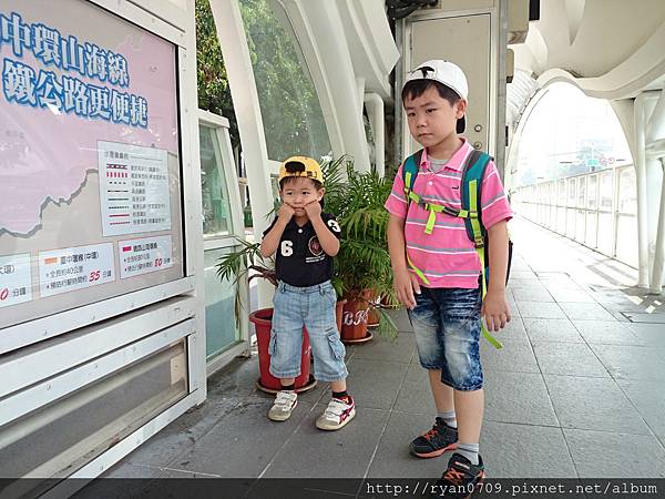 麻麻戴兩隻搭BRT要去東海找把拔