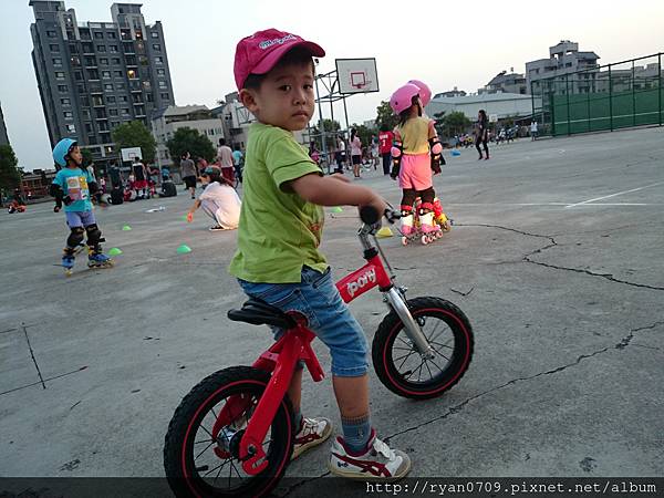 哥哥上直排輪的日子就是阿嘉練習騎車的日子