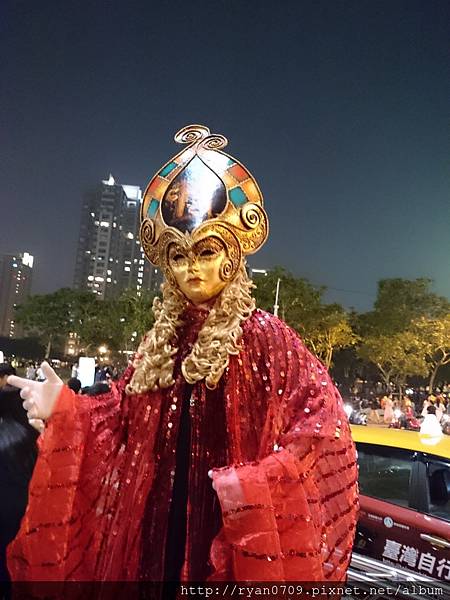 勤美誠品的halloween市集，阿嘉跟著其他小孩去要到了三顆糖，開心的咧...