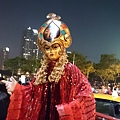 勤美誠品的halloween市集，阿嘉跟著其他小孩去要到了三顆糖，開心的咧...