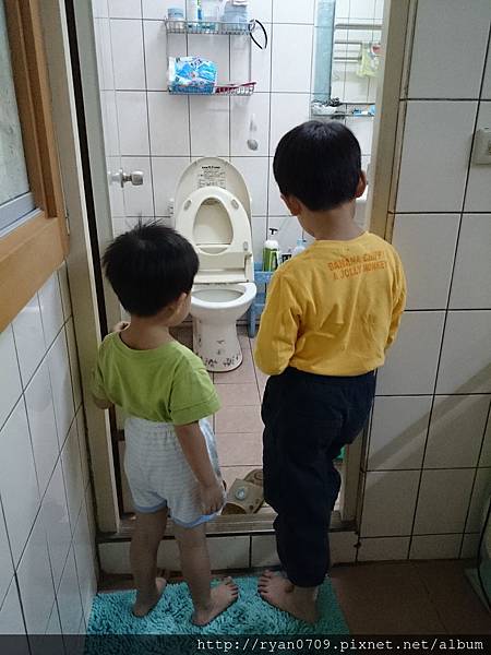站在浴室外面正在聽訓