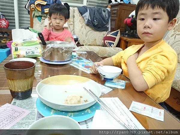 星期五晚上準備要去上畫畫課，只能趕快吃水餃打發