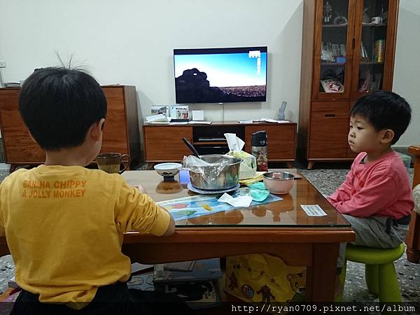 都來不及了還在看電視咧...