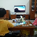 都來不及了還在看電視咧...