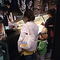 晚上的冰淇淋居然不用排隊耶...