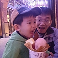 冰淇淋一整個好吃！