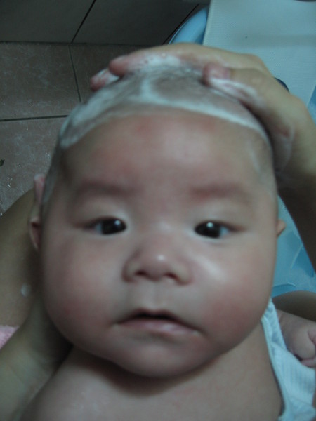 麻麻終於會幫我洗頭了！好感動～長大要好好孝順麻麻才行(2M21D)
