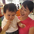 這天小瑋給人家吃了好多片小林煎餅，好險不是麻麻去拿！有點小尷尬～(1Y2M18D)