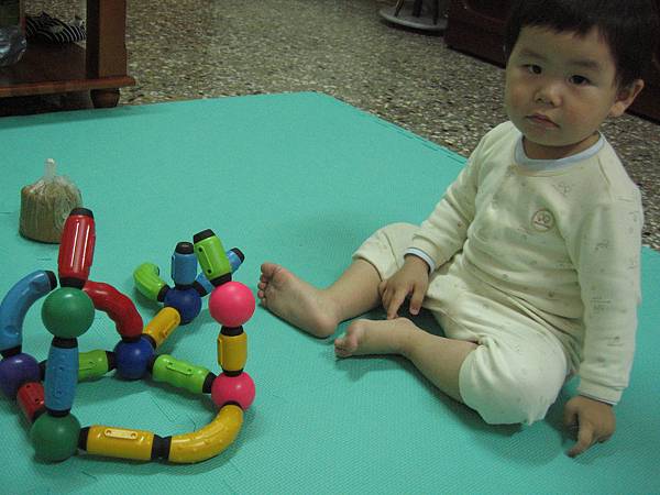 小瑋與他自己組合的玩具(1Y8M12D)