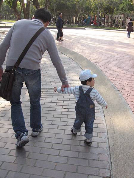每次到戶外，小瑋都好像是放了疆繩的野馬般，抓都抓不住！(1Y8M20D)