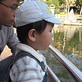 雖然這北屯兒童公園的人工湖超級超級髒的，但瑋瑋還是覺得好玩~(1Y8M20D)