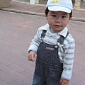 這帽子總是被把拔和把拔他把拔嫌棄過小，還好吧！(1Y8M20D)