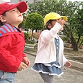 瑋瑋最近超愛這頂帽子的，不給戴還會不高興！(1Y9M23D)