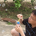可憐的把拔努力蹲在地上吹泡泡~彩泡娛子！(1Y9M23D)