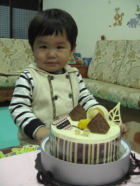 凱凱弟弟的彌月蛋糕，迫不及待打開來！(1Y9M9D)