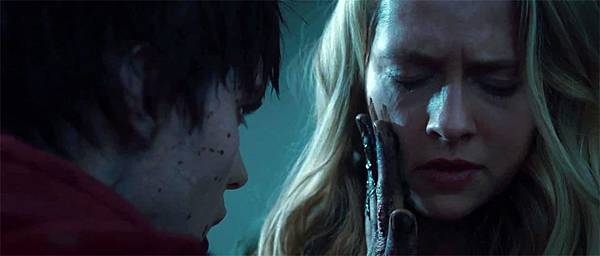 Nicholas-Hoult-and-Teresa-Palmer-in-Warm-Bodies-2013-Movie-Image