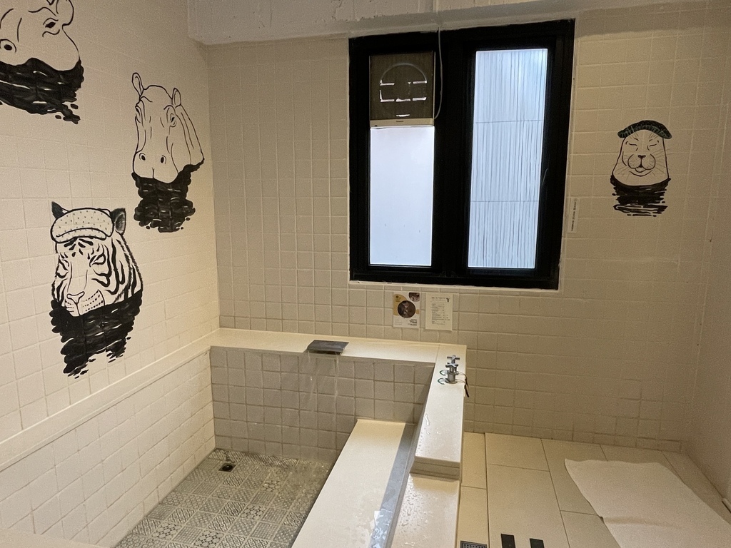 【宜蘭景點】礁溪蔥澡溫泉澡堂，老屋重生的純泡湯空間，滿滿手繪