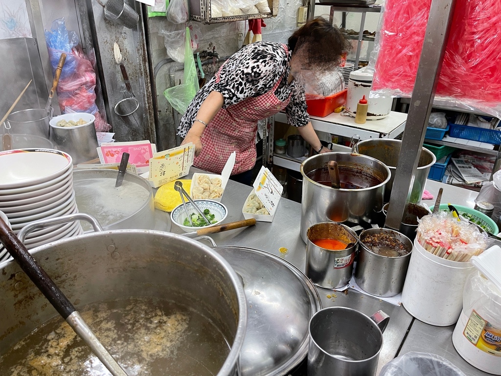 【新北中和美食】千芳餃子館，在地人熱愛的手工水餃店，料多實在