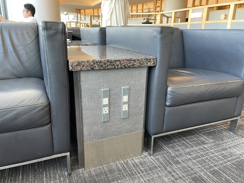 【開箱文】國泰航空成田機場貴賓室,超無敵景緻邊品嚐美食邊賞機 【開箱文】國泰航空成田機場貴賓室,超無敵景緻邊品嚐美食邊賞機