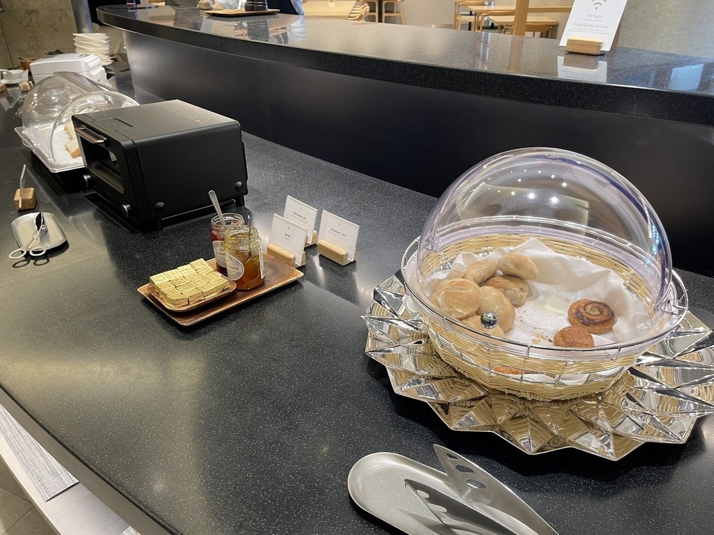 【開箱文】國泰航空成田機場貴賓室,超無敵景緻邊品嚐美食邊賞機 【開箱文】國泰航空成田機場貴賓室,超無敵景緻邊品嚐美食邊賞機